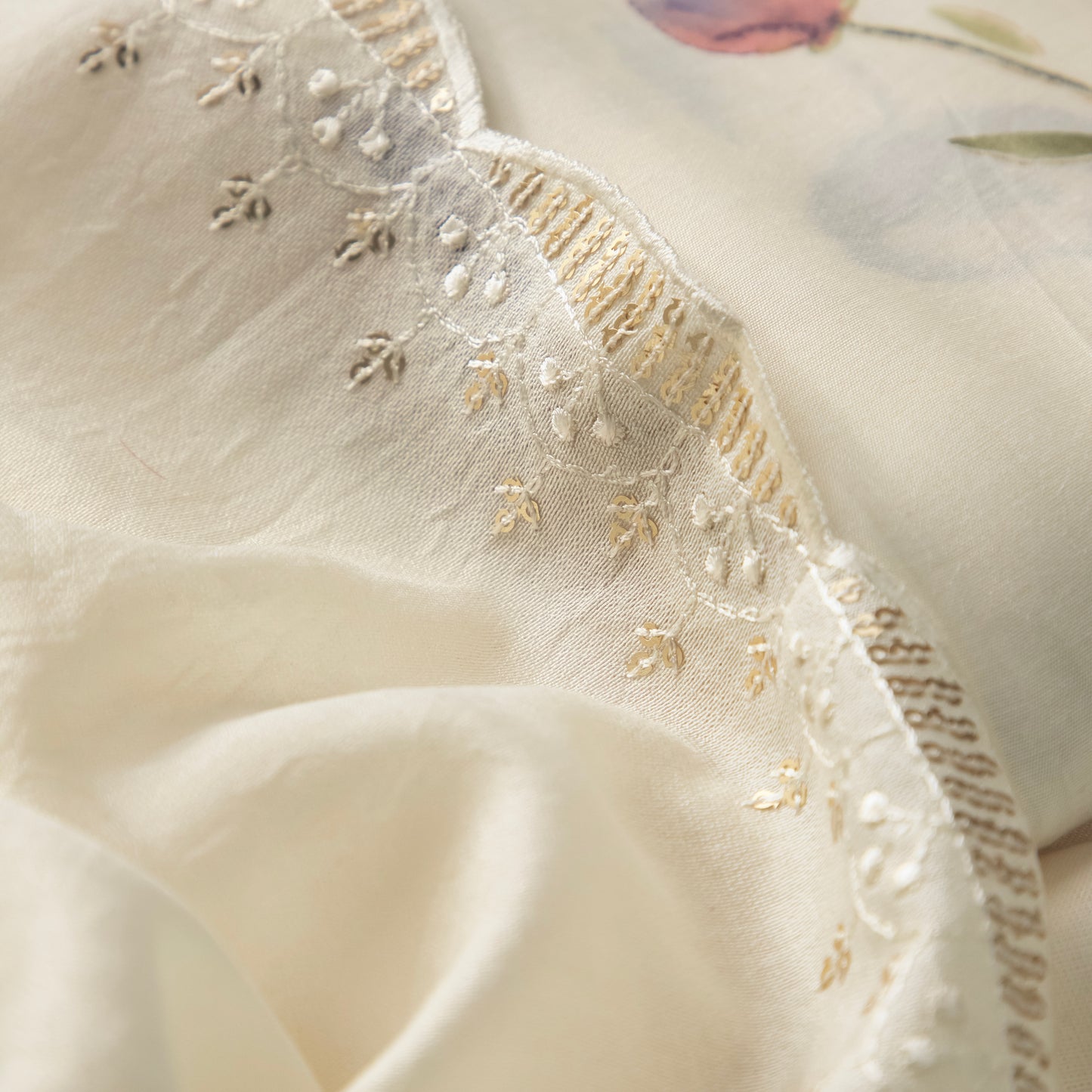 KAVITHA – Off White Muslin Silk Suit Set