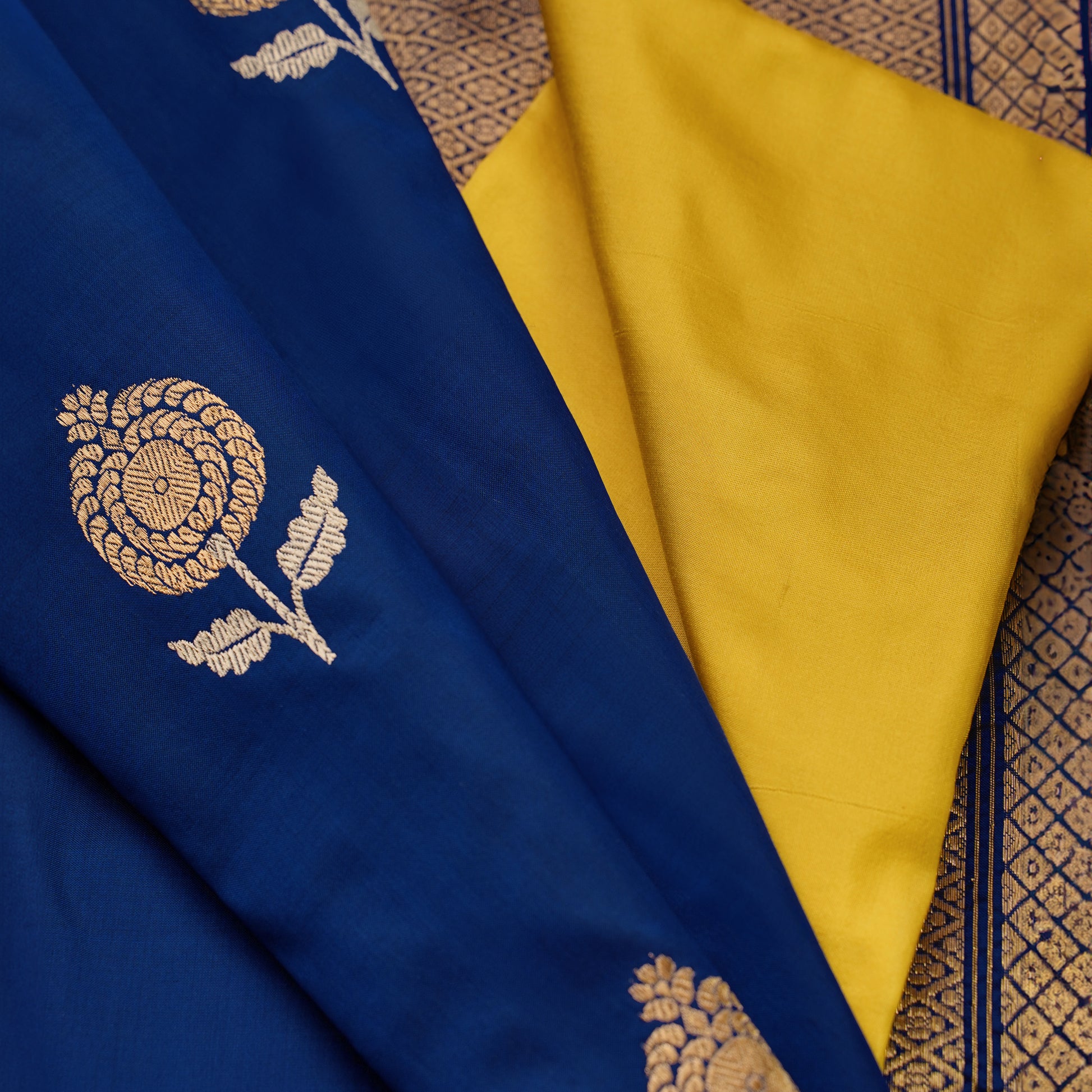 LAKSHMIKA - Pure Silk Royal Blue Saree Contrast Blouse